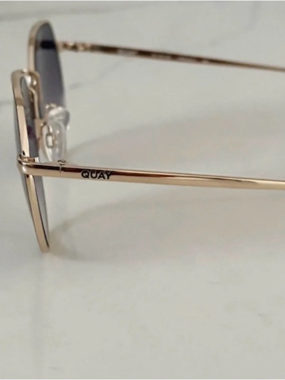 Quay Rooftop Round Sunglasses In Black And Gold Frame/Smoke Lenses Women's New